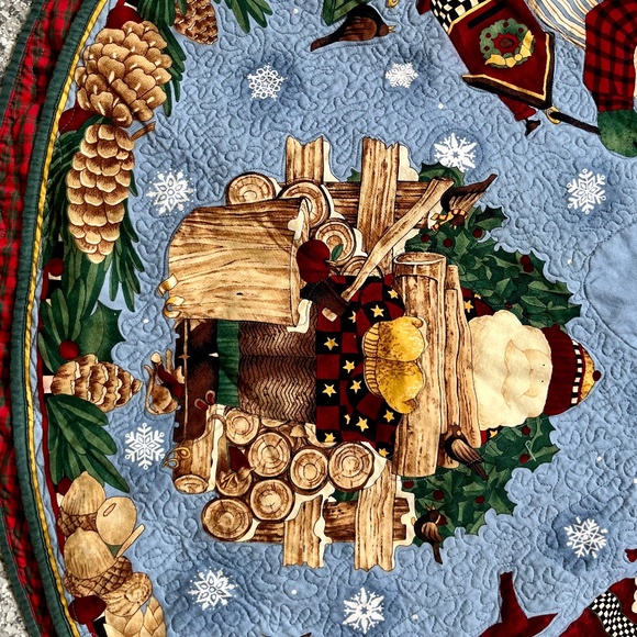 Reversible Round Christmas Quilt Table Cloth - Picture 2 of 4